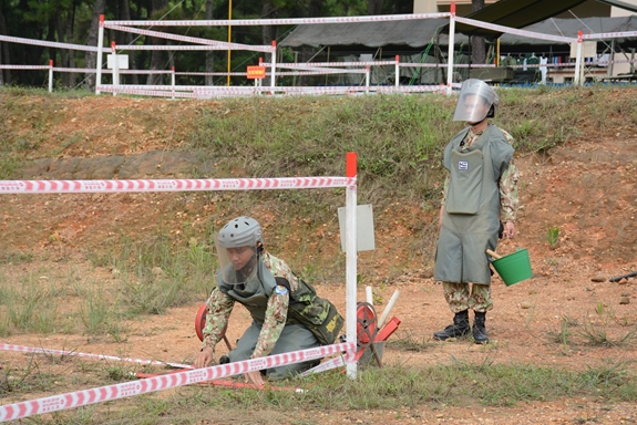 Lực lượng công binh thực hành rà phá bom mìn, vật nổ.